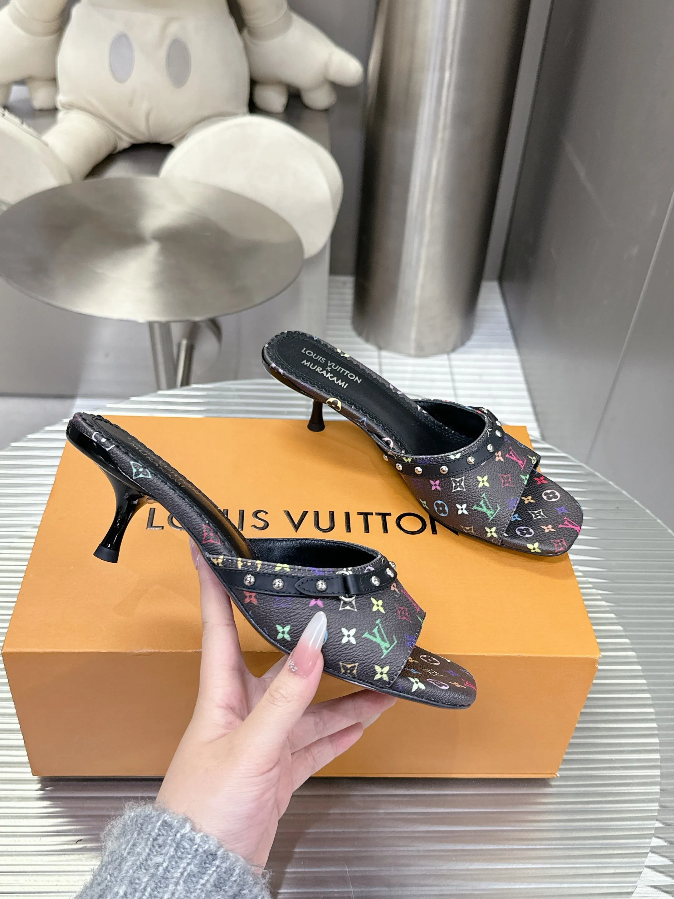 👟👟Ex-factory price 480👟👟 Cat heels 5.5Cmm [Genuine leather outsole] 𝐋𝐨𝐮𝐢𝐬 𝐕𝐮𝐢𝐭𝐭𝐨𝐧 24S spring and summer new denim denim cat heels series Lv presbyopia becomes more and more attractive the more you look at it Adding denim adds a bit more playfulness. It looks great when paired with shorts, short skirts and wide-leg trousers in summer. Kitten heels also have a certain height. A must-have for sisters in summer. Sizes 35-42